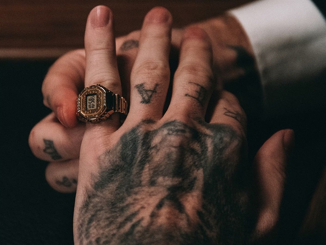 Casio готовит золотые Ring Watch CRW001JB-9 в коллаборации с J Balvin