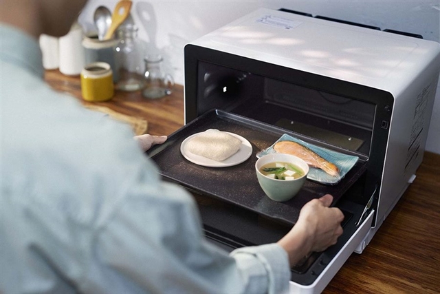 Hitachi представила Healthy Chef MRO-W1E с одновременным разогревом четырех блюд