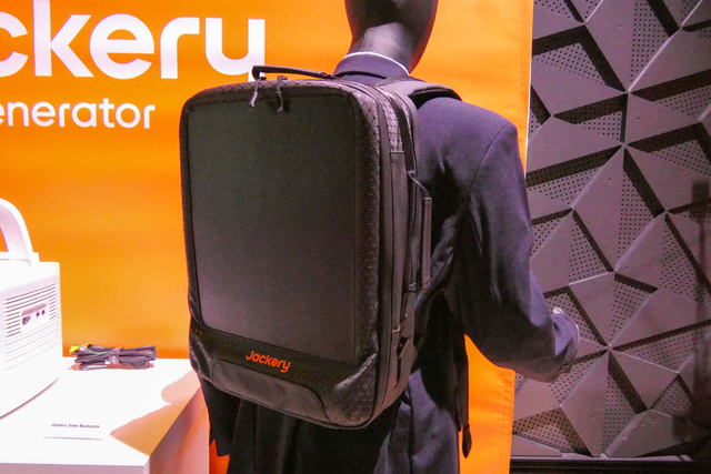 Jackery выпустила Solar Backpack с солнечной панелью для зарядки на ходу