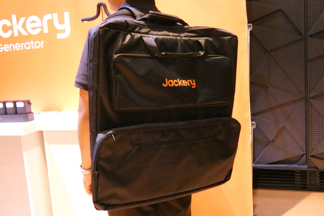 Jackery выпустила Solar Backpack с солнечной панелью для зарядки на ходу