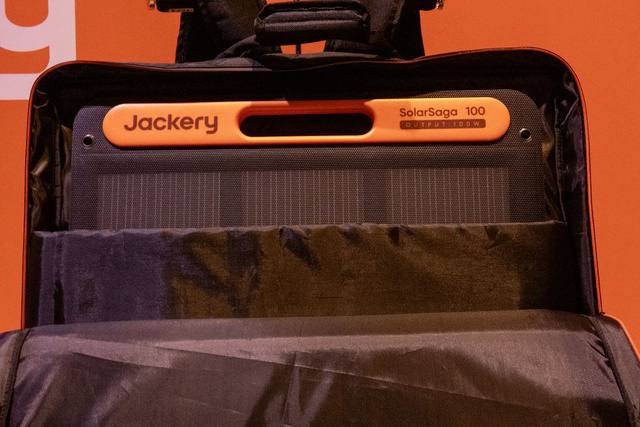 Jackery выпустила Solar Backpack с солнечной панелью для зарядки на ходу