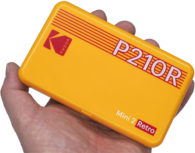 Kodak Mini 2 Retro печатает фото с iPhone примерно за минуту и стоит 43 иены за снимок