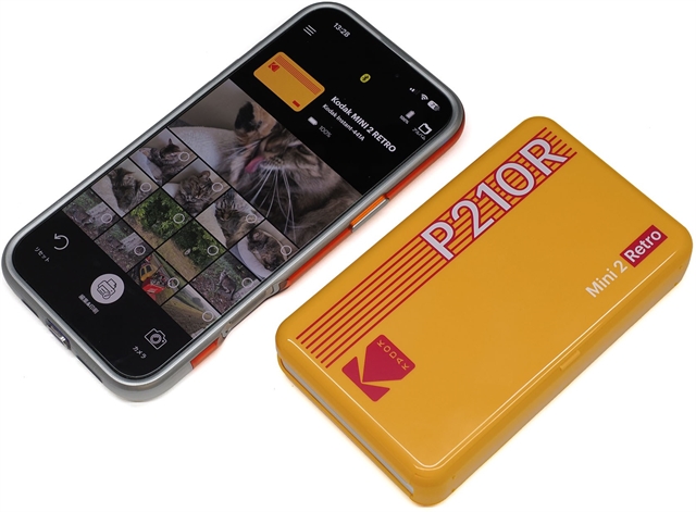 Kodak Mini 2 Retro печатает фото с iPhone примерно за минуту и стоит 43 иены за снимок