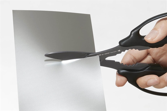 Plus выпустила моющиеся ножницы Fitcut Curve Universal Titanium для картона, проволоки и металла