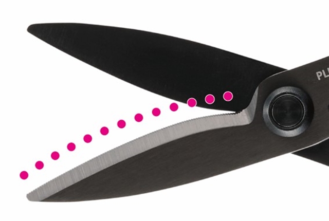 Plus выпустила моющиеся ножницы Fitcut Curve Universal Titanium для картона, проволоки и металла