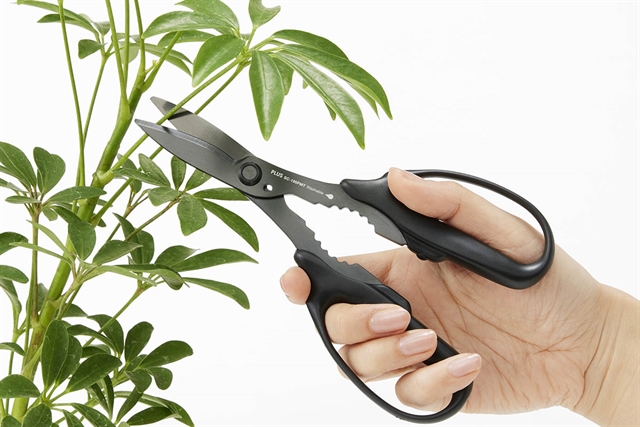Plus выпустила моющиеся ножницы Fitcut Curve Universal Titanium для картона, проволоки и металла