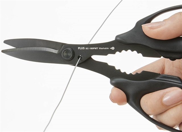 Plus выпустила моющиеся ножницы Fitcut Curve Universal Titanium для картона, проволоки и металла