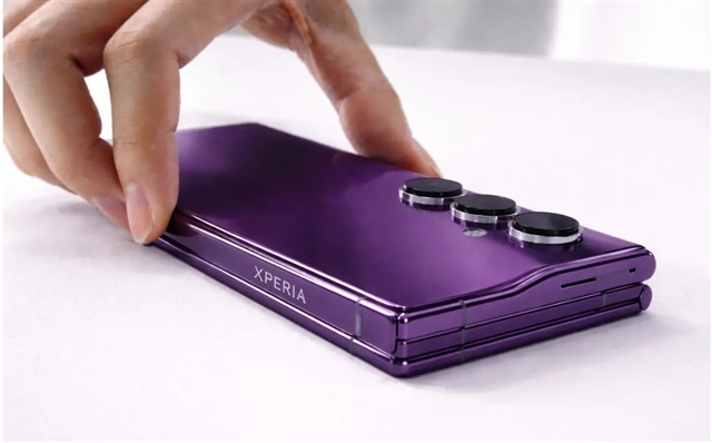 Sony может выпустить складной Xperia Fold после решения проблемы сгиба