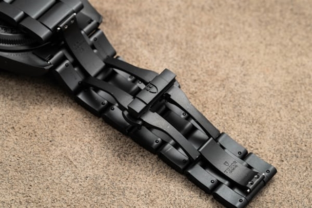 Tudor Black Bay Ceramic получил полноценный керамический браслет