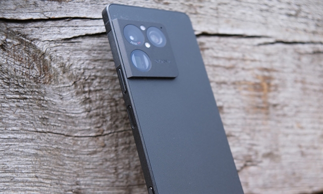 У Xperia 1 VIII заметили странное выцветание вокруг блока камер