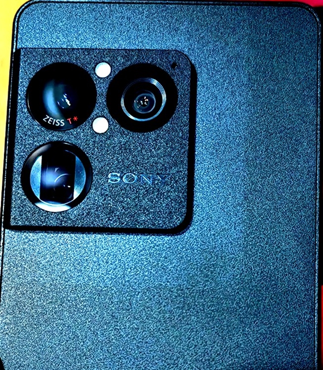 У Xperia 1 VIII заметили странное выцветание вокруг блока камер