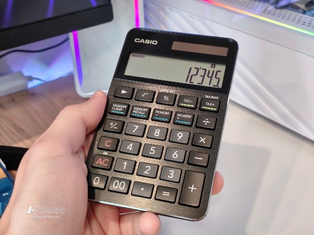 Премиальный калькулятор Casio S100 на столе