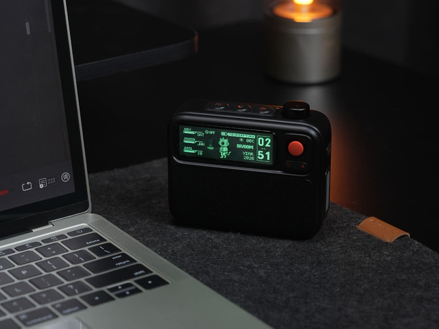 Divoom превратила Bluetooth-колонку FlowToo в мини-кассетник с пиксельным экраном