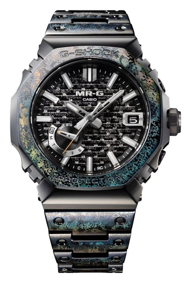 Casio украсила юбилейные MR-G платиной и радужным узором на металле