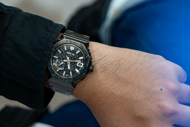Casio MRG-B2100HR на живых фото: как свет меняет юбилейные MR-G