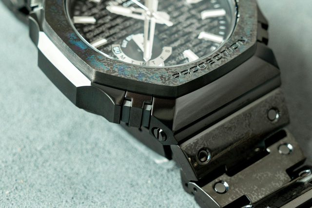 Casio MRG-B2100HR на живых фото: как свет меняет юбилейные MR-G
