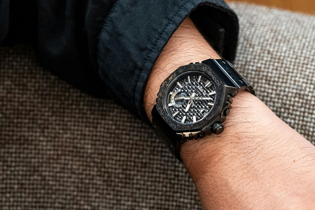 Casio MRG-B2100HR на живых фото: как свет меняет юбилейные MR-G