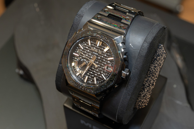 Casio MRG-B2100HR: платиновый циферблат и меняющий цвет браслет на крупных фото