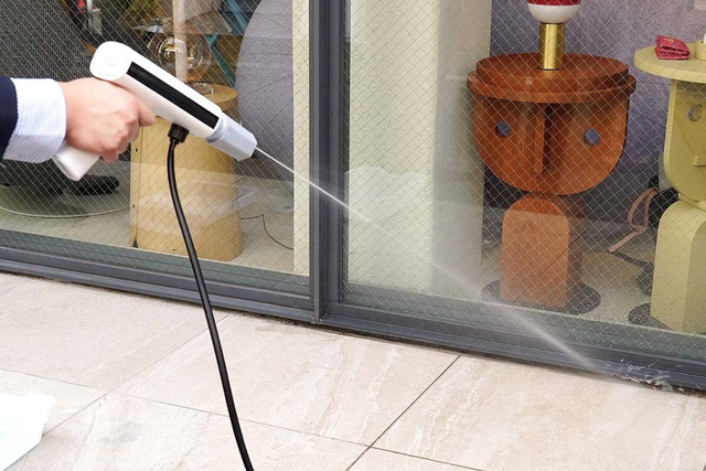 MIRABLE AQUABLAST MINI очищает поверхности струёй с ультратонкими пузырьками